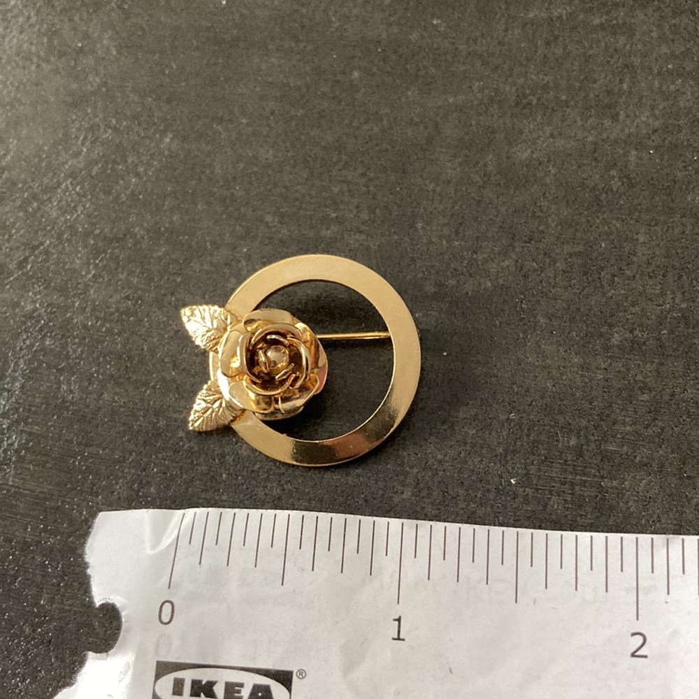 Vintage rose wreath gold tone brooch - Picture 4 of 4